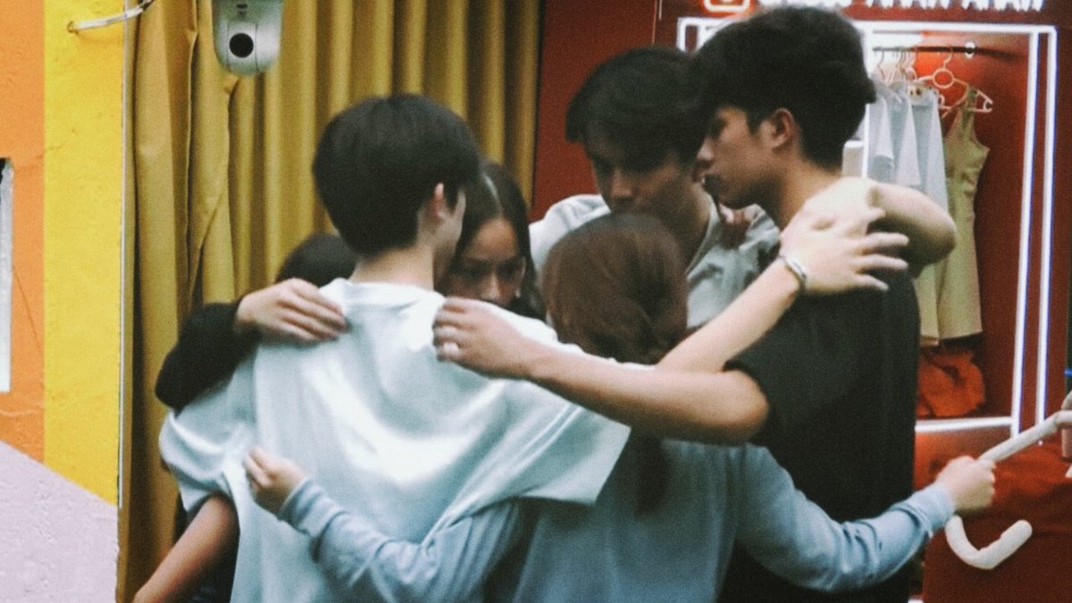 jiahaofilm's tweet photo. i'll miss this best group, always. my smiling angels ♡ https://t.co/QvhZbPmNrK