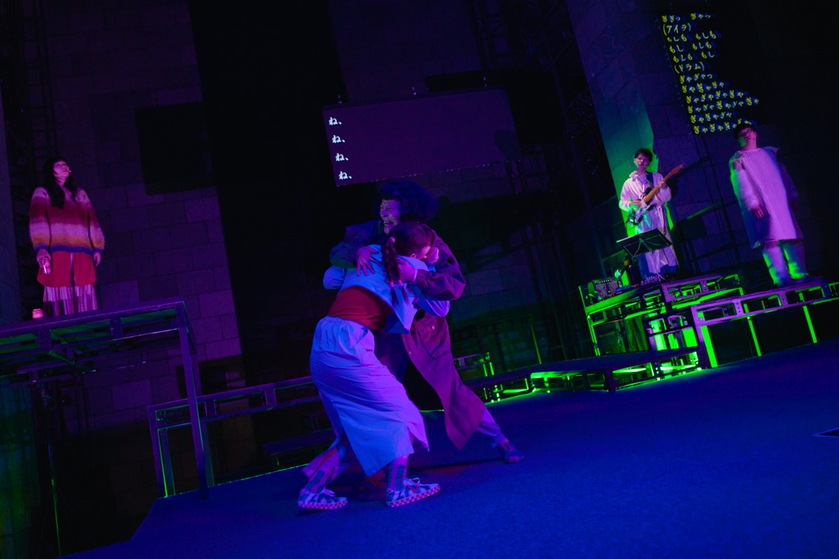 nuthmique's tweet photo. ＼あと1日／

世田谷パブリックシアター フィーチャード・シアター
#ヌトミック『#彼方の島たちの話』
＠シアタートラム

本日もご来場ありがとうございました。
アンケート、SNS等にてぜひご感想をお寄せいただけますと幸いです。

明日の前売りチケットは完売いたしました。
当日券は開演45分前より、ロビーにて販売いたします。

いよいよ千穐楽。
皆さまのご来場をお待ちしております。

🏝️Webアンケート🏝️
https://t.co/Ja2ca4S1Ma

🏝️公演詳細はこちら🏝️
https://t.co/6YYVMsno8t

photo by Yutaro Yamaguchi