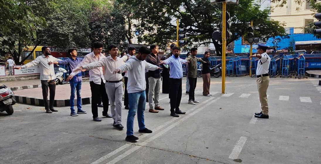 HYDTP's tweet photo. #HYDTPinfo
#ToTprogram
Hyd Traffic Police, in collaboration with @HCSC_Hyd , conducted a Training of Trainers (ToT) program at TTI, Goshamahal on 28.11.2025.
Volunteers from diverse backgrounds actively participated in both theory and practical sessions, equipping themselves to promote road safety and traffic awareness in schools across the city.
Their enthusiasm and dedication reflect the community’s vital role in building a safer Hyderabad.
Together, we move one step closer to responsible roads and informed citizens. 🚦🤝
#RoadSafety #HCSC #CommunityForSafety #SafeHyderabad