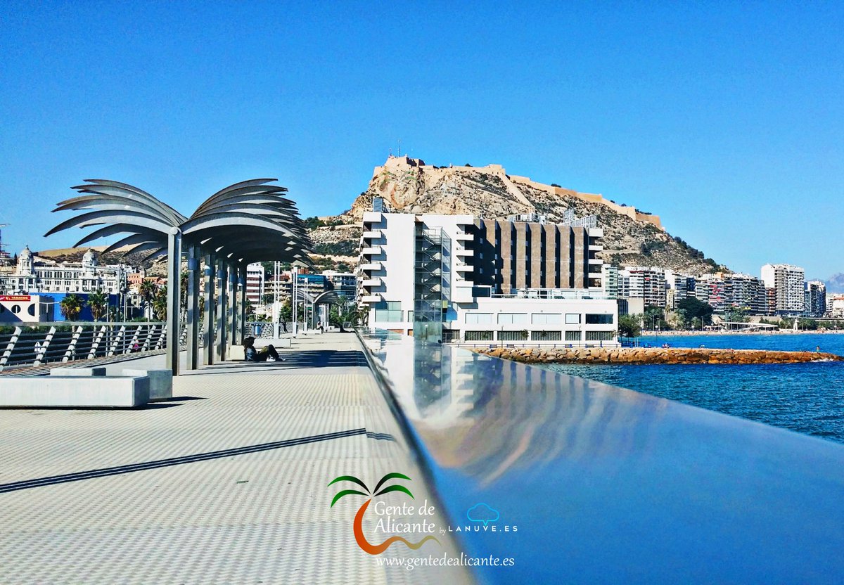 📌Pasarela volada del puerto #GentedeAlicante 😍🌴🏰⚓
Buen comienzo del último fin de semana de Noviembre  a todos Familia! 🥰🤗
.
.
#Alicante #LaMillorTerretadelMón #España #CostaBlanca #lanuvees #EAlicantinas #enalicante #viscaalacant #alicantealacant