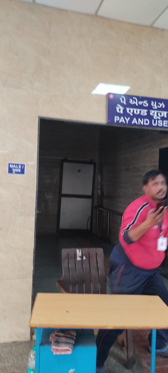 RajmalMeda's tweet image. Toilet use krne ke liye Dahod Gujrat railway station pr  aaya tha. Mere paas cash payment nhi hone par mene online payment krne ka bola to only cash lenge bola or mere sath batmiji se bat krke bhaga diya  #IRCTC #IndianRailways #RPF  #dahod #gujrat #Indian #cleanindia #Congress