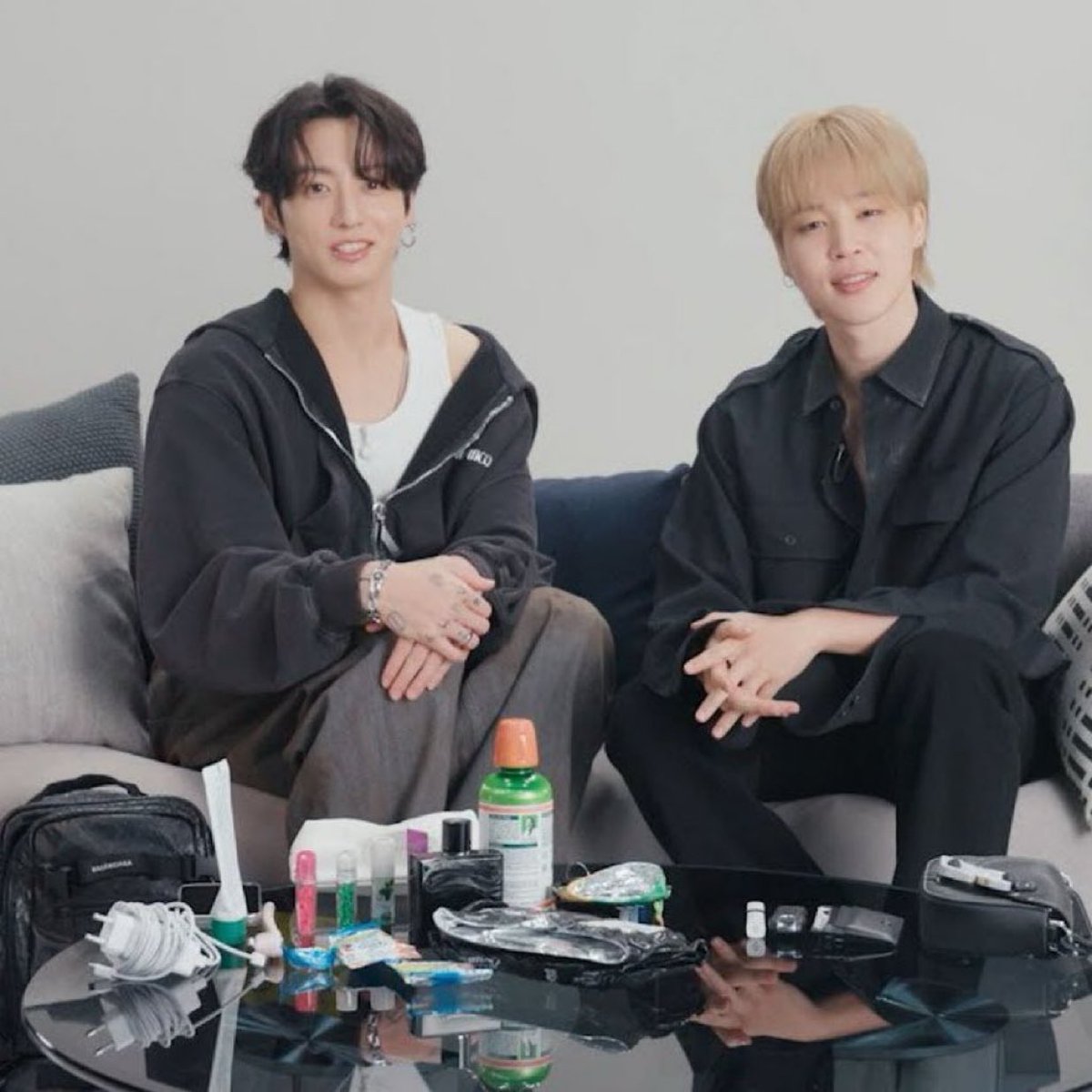 คนเราเวลาออกไปเที่ยวข้างนอกจะชอบพกของใช้อยู่มี 2 ประเภท : 

ประเภทที่ 1                                       ประเภทที่ 2