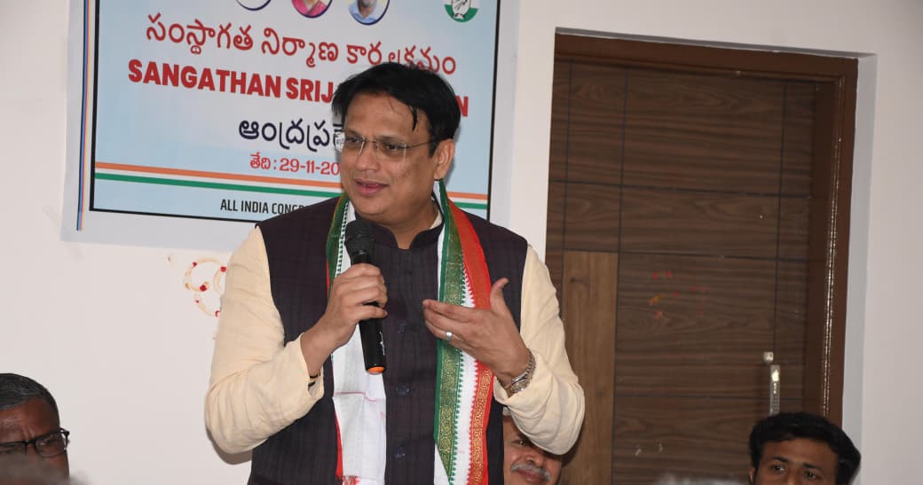 ajaydharamsingh's tweet image. ಆಂಧ್ರ ಪ್ರದೇಶ್ ರಾಜ್ಯದ ಮಡಕಶಿರಾ ಪಟ್ಟಣದಲ್ಲಿ ಆಯೋಜಿಸಲಾಗಿದ್ದ ಸಂಘಟನ್‌ ಸೃಜನ್‌ ಅಭಿಯಾನ ದಲ್ಲಿ ಸಕ್ರಿಯವಾಗಿ ಪಾಲ್ಗೊಳ್ಳಲಾಯಿತು. ಈ ಮಹತ್ವದ ಅಭಿಯಾನದ ಭಾಗವಾಗಿ, ಜಿಲ್ಲಾ ಮಟ್ಟದ  ಸಭೆಯನ್ನು ಉದ್ದೇಶಿಸಿ ಮಾತನಾಡಲಾಯಿತು.

ಸಂಘಟನೆಯ ಬಲವರ್ಧನೆ ಮತ್ತು ಪಕ್ಷದ ರಚನಾತ್ಮಕ ಕಾರ್ಯಗಳ ಕುರಿತು ಪ್ರಮುಖ ವಿಚಾರಗಳನ್ನು ಮಂಡಿಸಿ, ಸ್ಥಳೀಯ…