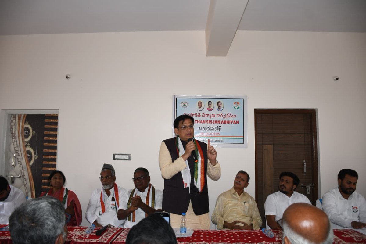 ajaydharamsingh's tweet image. ಆಂಧ್ರ ಪ್ರದೇಶ್ ರಾಜ್ಯದ ಮಡಕಶಿರಾ ಪಟ್ಟಣದಲ್ಲಿ ಆಯೋಜಿಸಲಾಗಿದ್ದ ಸಂಘಟನ್‌ ಸೃಜನ್‌ ಅಭಿಯಾನ ದಲ್ಲಿ ಸಕ್ರಿಯವಾಗಿ ಪಾಲ್ಗೊಳ್ಳಲಾಯಿತು. ಈ ಮಹತ್ವದ ಅಭಿಯಾನದ ಭಾಗವಾಗಿ, ಜಿಲ್ಲಾ ಮಟ್ಟದ  ಸಭೆಯನ್ನು ಉದ್ದೇಶಿಸಿ ಮಾತನಾಡಲಾಯಿತು.

ಸಂಘಟನೆಯ ಬಲವರ್ಧನೆ ಮತ್ತು ಪಕ್ಷದ ರಚನಾತ್ಮಕ ಕಾರ್ಯಗಳ ಕುರಿತು ಪ್ರಮುಖ ವಿಚಾರಗಳನ್ನು ಮಂಡಿಸಿ, ಸ್ಥಳೀಯ…