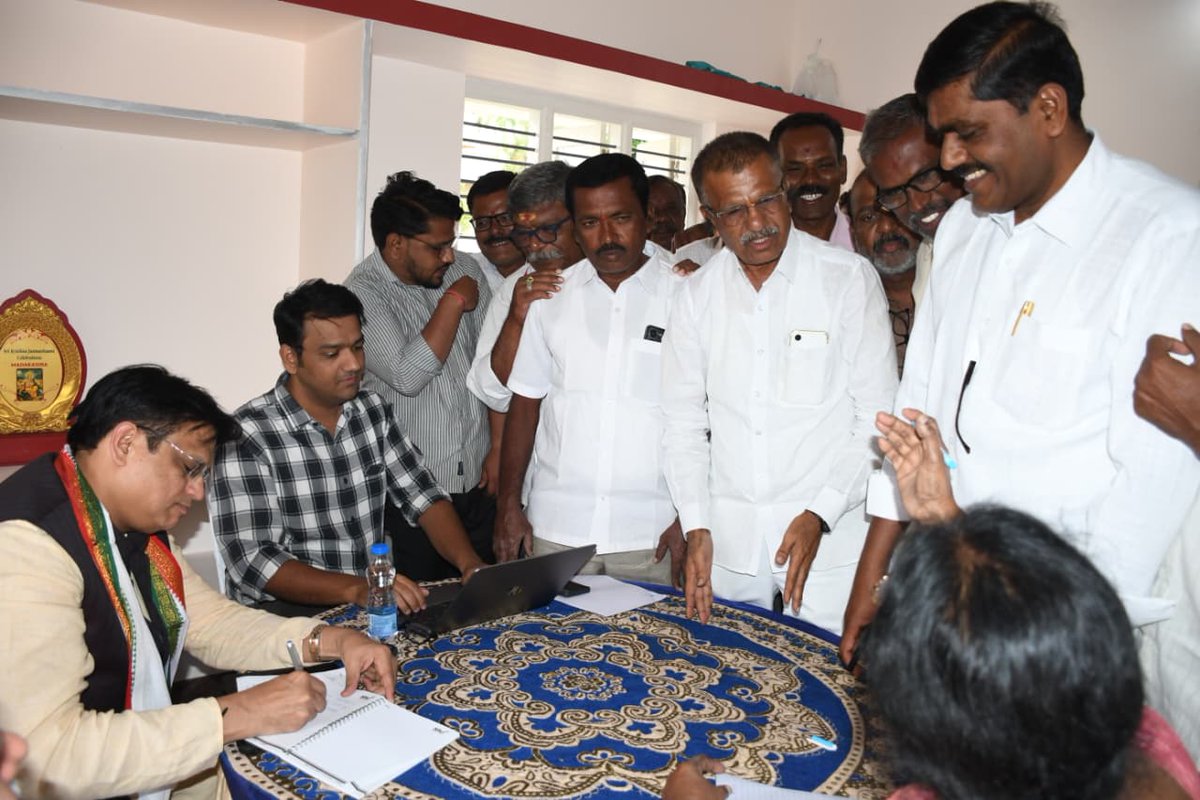 ajaydharamsingh's tweet image. ಆಂಧ್ರ ಪ್ರದೇಶ್ ರಾಜ್ಯದ ಮಡಕಶಿರಾ ಪಟ್ಟಣದಲ್ಲಿ ಆಯೋಜಿಸಲಾಗಿದ್ದ ಸಂಘಟನ್‌ ಸೃಜನ್‌ ಅಭಿಯಾನ ದಲ್ಲಿ ಸಕ್ರಿಯವಾಗಿ ಪಾಲ್ಗೊಳ್ಳಲಾಯಿತು. ಈ ಮಹತ್ವದ ಅಭಿಯಾನದ ಭಾಗವಾಗಿ, ಜಿಲ್ಲಾ ಮಟ್ಟದ  ಸಭೆಯನ್ನು ಉದ್ದೇಶಿಸಿ ಮಾತನಾಡಲಾಯಿತು.

ಸಂಘಟನೆಯ ಬಲವರ್ಧನೆ ಮತ್ತು ಪಕ್ಷದ ರಚನಾತ್ಮಕ ಕಾರ್ಯಗಳ ಕುರಿತು ಪ್ರಮುಖ ವಿಚಾರಗಳನ್ನು ಮಂಡಿಸಿ, ಸ್ಥಳೀಯ…