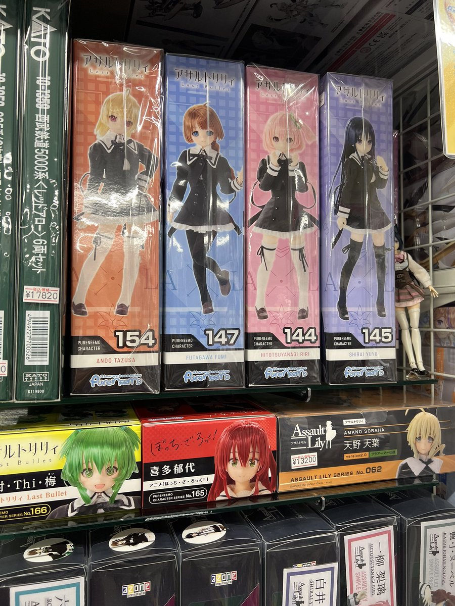 キャラクタードールはどれも可愛いので、ドール入門には 1/6キャラクタードールがオススメです。店頭にいろいろなキャラクターのドールが揃っていますので、お気に入りの子を見つけてくださいね。写真のチノさんは非売品です。