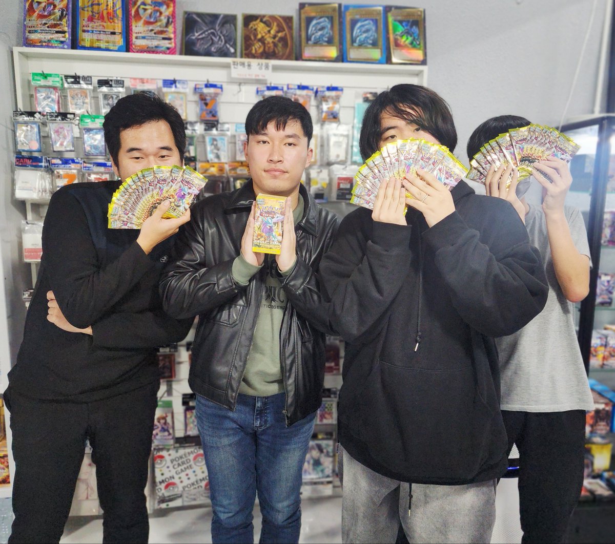 [목포 TCG팩토리] 

11월 29일 (토) 
포켓몬 카드게임 공식 인증샵 미니리그 결과!

참가 인원 : 8인

1위 이*덕님 (스트린더바렛덱)

2위 양*준님 (야도킹덱)

3위 조*호님 (후딘덱)

4위 이*탁님 (플라이곤ex)

함께 해주신 분들 모두 수고하셨습니다.

감사합니다.