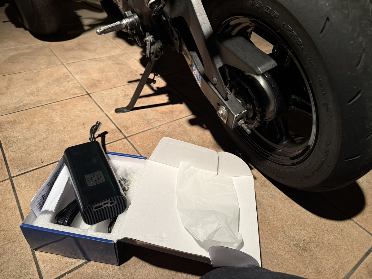 実は持ってた電動空気入れ。内蔵バッテリーでパワフルに結構早く入る