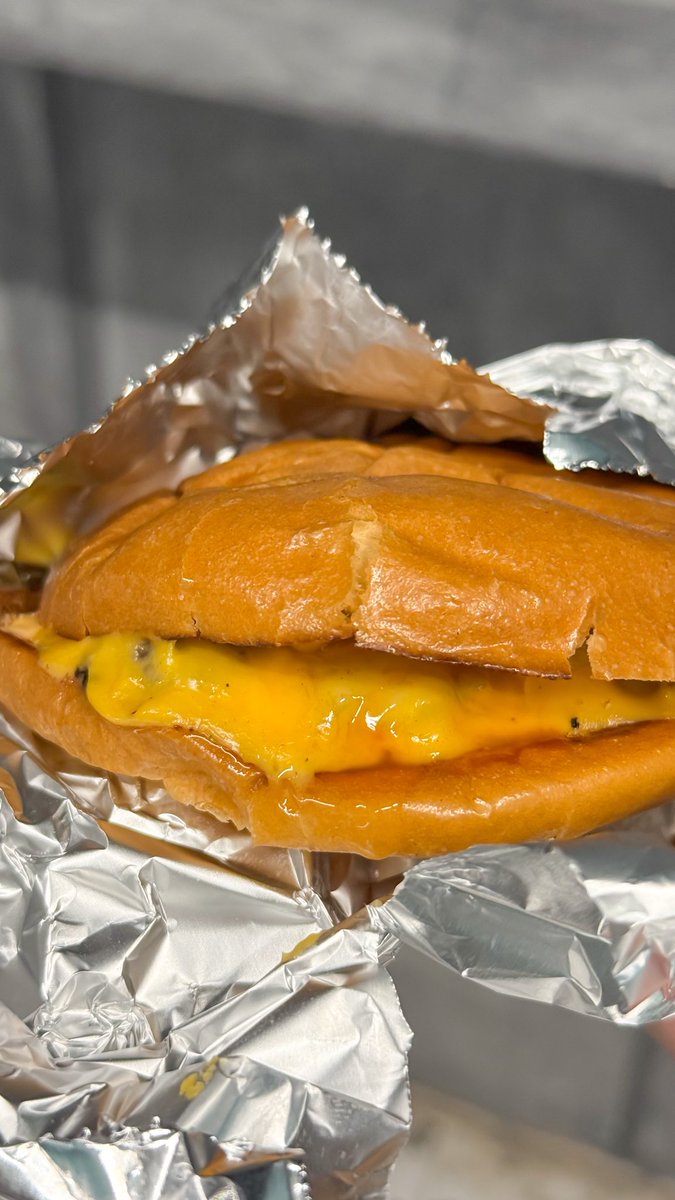 abdulllahfoody's tweet image. أرخص سماش برجر 🍔 بالسعودية
9﷼بسسسسسسس
.
.
شريحتين سماش برجر 🍔 مع صوصات وخبز بريوش 🥯
يعلم الله خفيفة ولذيذة جدددداً
.
.
وعندهم بطاطس الطيبين مع رشة كمون ب 5﷼
.
.
بإشراف شباب سعوديين الله يوفقهم 
أسعار منطقية ومقبولةجداً👌🏻
موقعهم📍
maps.app.goo.gl/RoJj35es57CTLJ…
مو اعلان تجربة شخصية