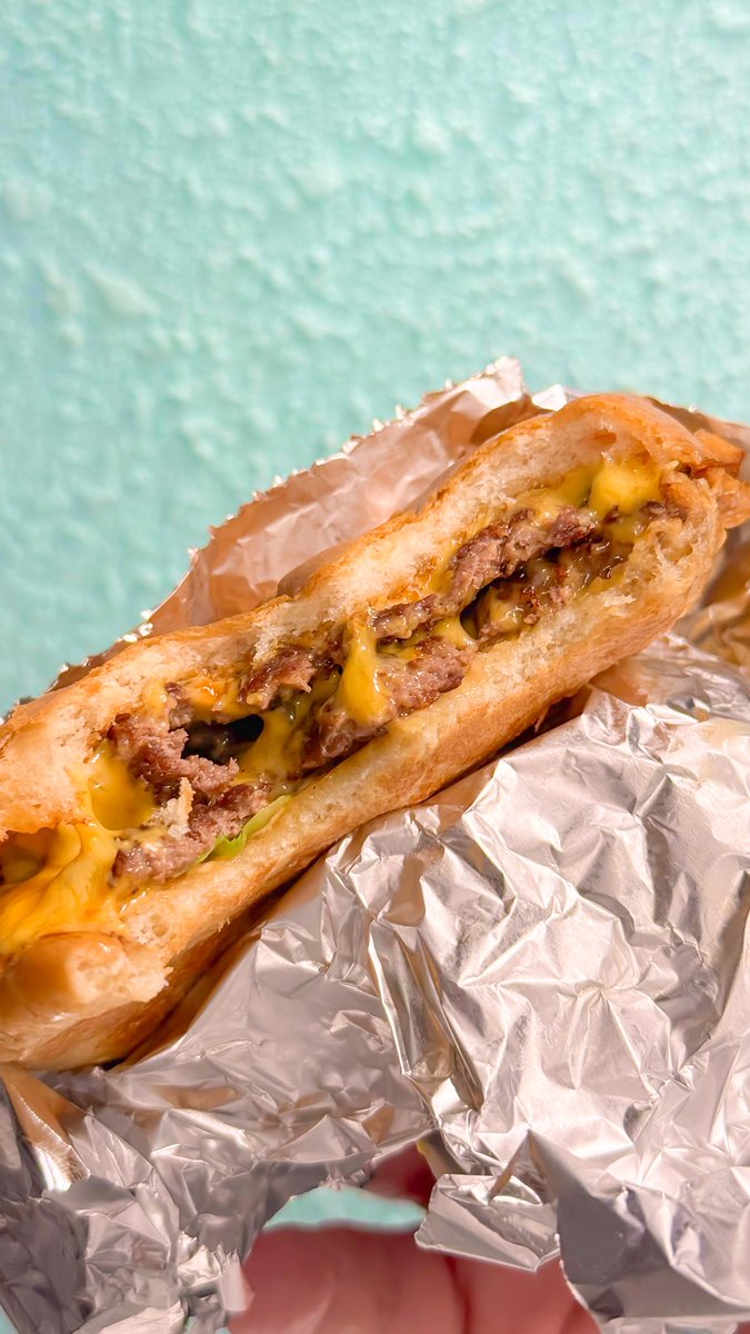 abdulllahfoody's tweet image. أرخص سماش برجر 🍔 بالسعودية
9﷼بسسسسسسس
.
.
شريحتين سماش برجر 🍔 مع صوصات وخبز بريوش 🥯
يعلم الله خفيفة ولذيذة جدددداً
.
.
وعندهم بطاطس الطيبين مع رشة كمون ب 5﷼
.
.
بإشراف شباب سعوديين الله يوفقهم 
أسعار منطقية ومقبولةجداً👌🏻
موقعهم📍
maps.app.goo.gl/RoJj35es57CTLJ…
مو اعلان تجربة شخصية