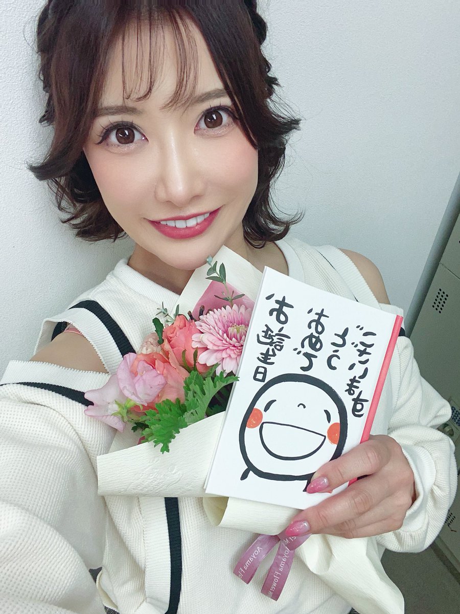 miko_1201's tweet photo. 本日のレフカダさんおたんじょうび会、来てくださったみなさんありがとうございました‼︎✨
シャンパンやケーキごちドリやお菓子たちのお祝い、たーくさんで嬉しかったです😘
ここでしか話せないようなことも話せたり🤫
たくさん楽しかったです🥰🧸 https://t.co/STMj6x46aa