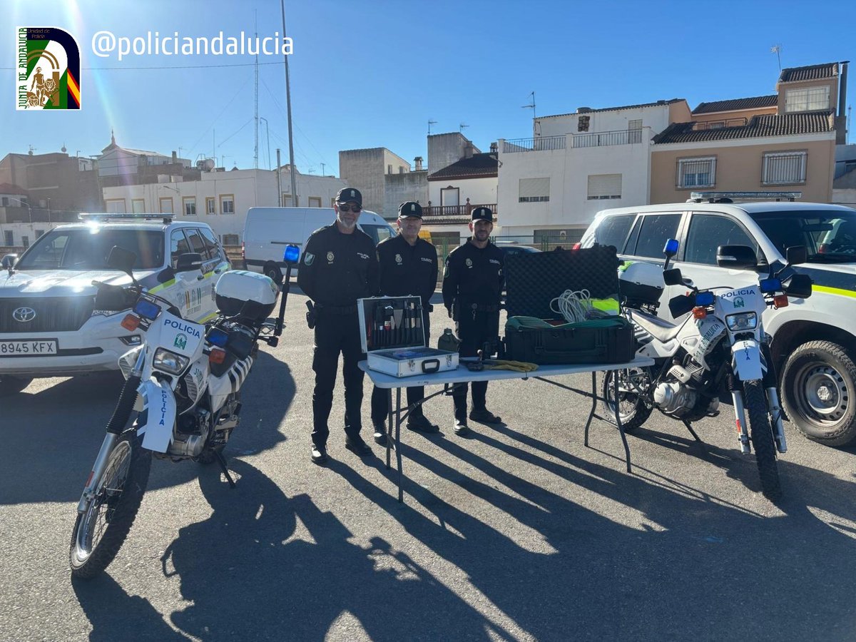 policiandalucia's tweet photo. III Exposición de Medios de Emergencias y Prevención de Incendios, #Abox #Almería 🚔🚒🚑🔥
Una jornada llena de aprendizaje, demostraciones y actividades

Una cita imprescindible para conocer de cerca el trabajo de los servicios de emergencia y disfrutar en familia https://t.co/1tMZkjBbVL