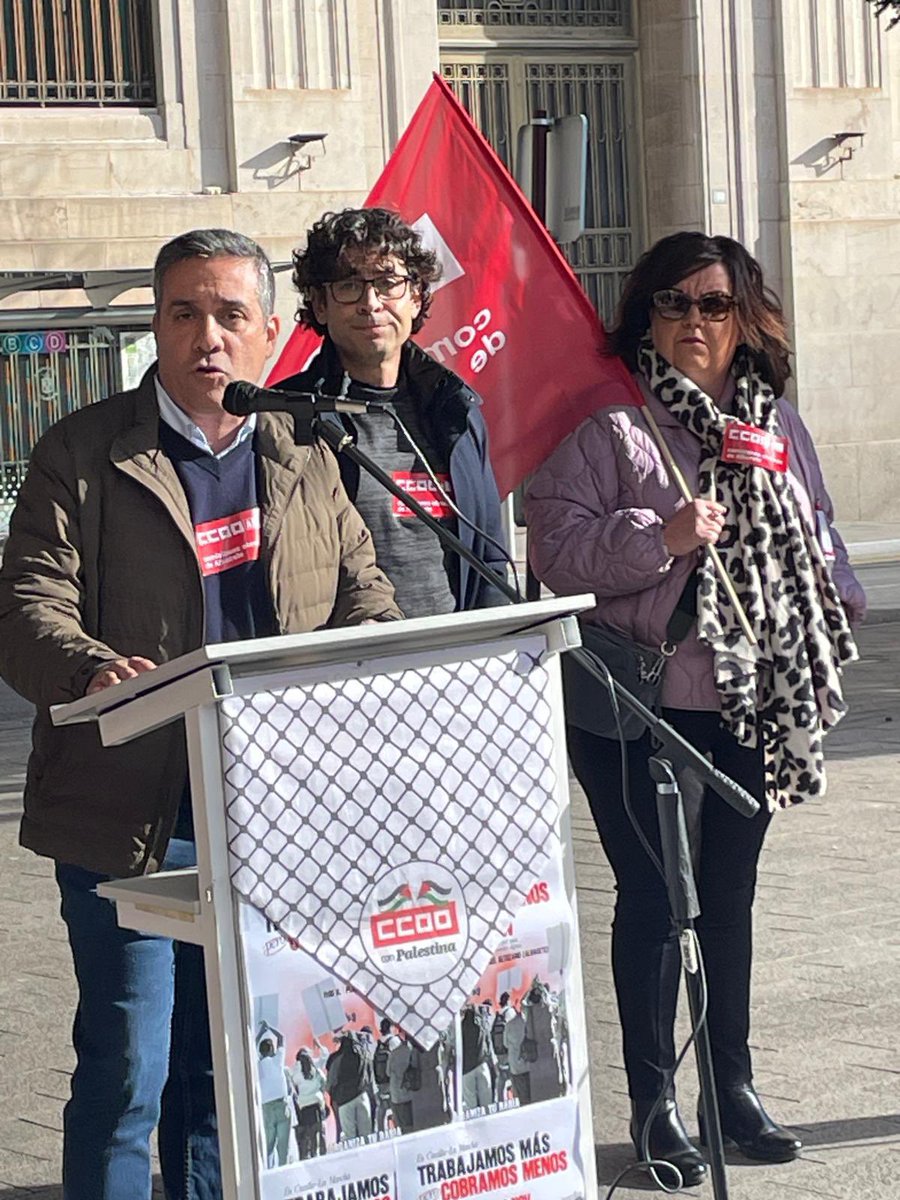 CCOOclm's tweet photo. 👥Bajo el lema “Trabajamos más, pero ganamos menos” #Albacete ha celebrado este sábado la primera de las concentraciones convocadas en toda la región para pedir una subida salarial por encima de la media en la negociación colectiva 

El secretario general de @CCOOclm @MrJortega ha pedido a la patronal seriedad y que deje de hablar de absentismo para referirse a los derechos de las personas trabajadoras

Paco Gomez, secretario general @CCOOAlbacete ha lamentado que mientras crece la productividad de las empresas y los márgenes empresariales baten récords, “todavía tenemos salarios en las escalas más bajas”