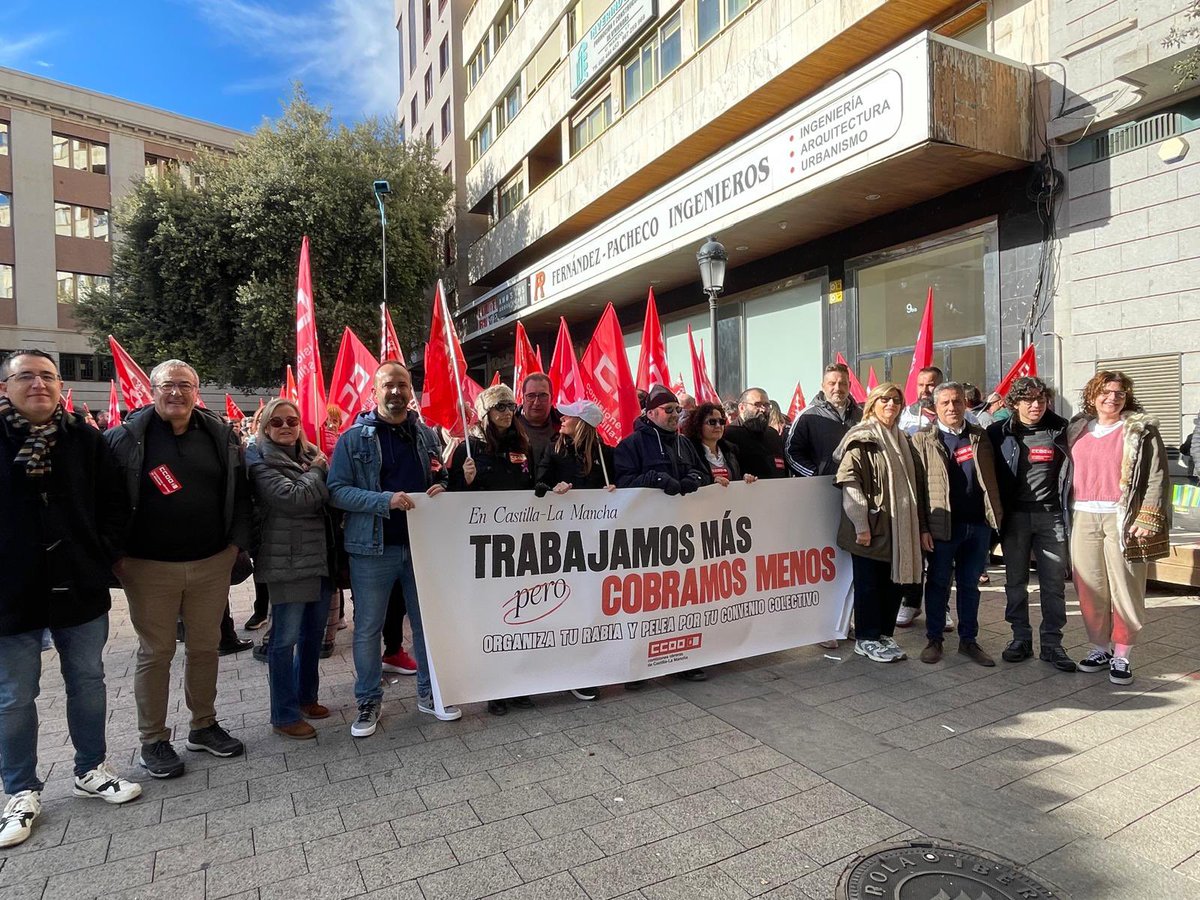 CCOOclm's tweet photo. 👥Bajo el lema “Trabajamos más, pero ganamos menos” #Albacete ha celebrado este sábado la primera de las concentraciones convocadas en toda la región para pedir una subida salarial por encima de la media en la negociación colectiva 

El secretario general de @CCOOclm @MrJortega ha pedido a la patronal seriedad y que deje de hablar de absentismo para referirse a los derechos de las personas trabajadoras

Paco Gomez, secretario general @CCOOAlbacete ha lamentado que mientras crece la productividad de las empresas y los márgenes empresariales baten récords, “todavía tenemos salarios en las escalas más bajas”