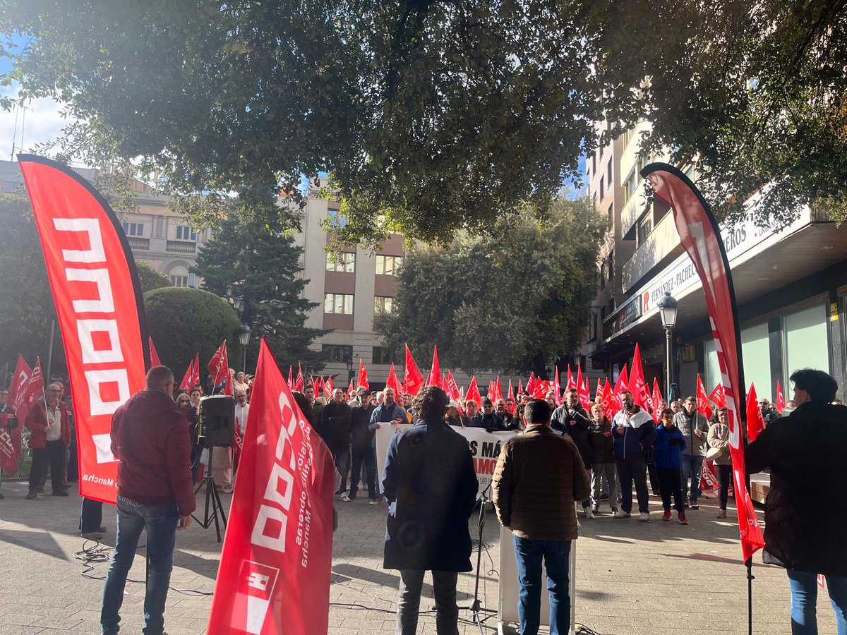 CCOOclm's tweet photo. 👥Bajo el lema “Trabajamos más, pero ganamos menos” #Albacete ha celebrado este sábado la primera de las concentraciones convocadas en toda la región para pedir una subida salarial por encima de la media en la negociación colectiva 

El secretario general de @CCOOclm @MrJortega ha pedido a la patronal seriedad y que deje de hablar de absentismo para referirse a los derechos de las personas trabajadoras

Paco Gomez, secretario general @CCOOAlbacete ha lamentado que mientras crece la productividad de las empresas y los márgenes empresariales baten récords, “todavía tenemos salarios en las escalas más bajas”