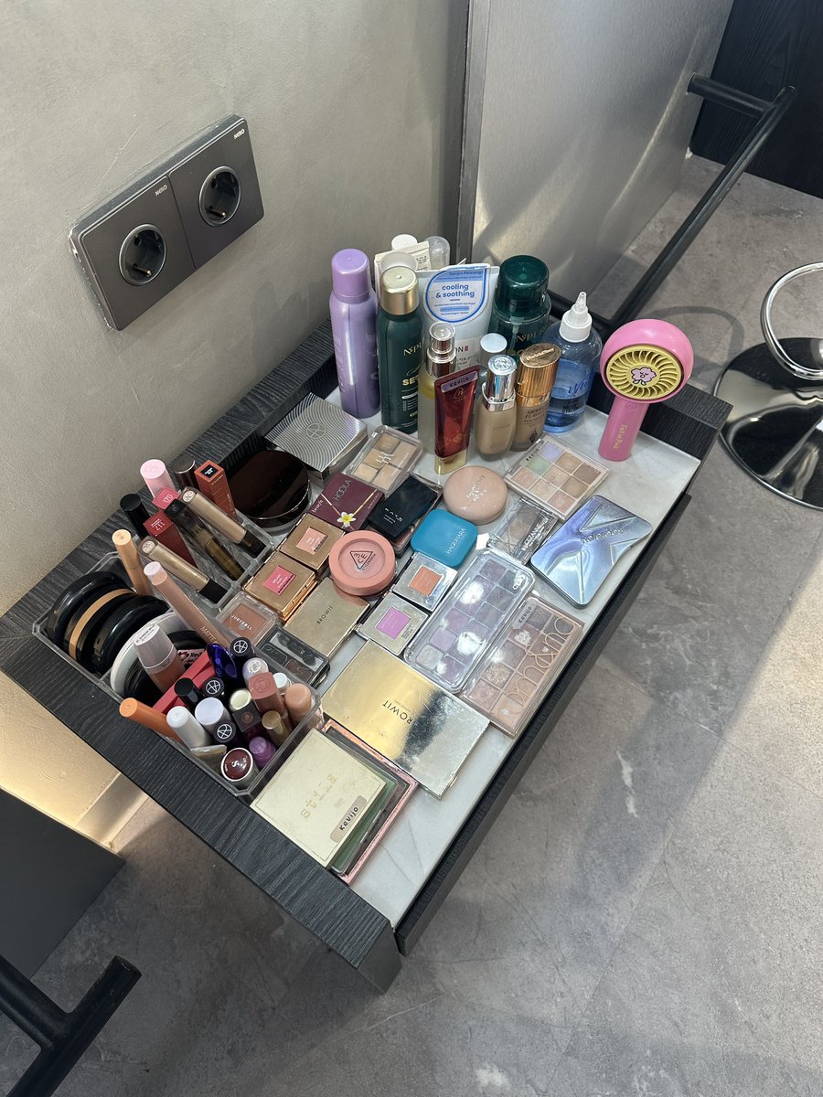 la_lalijah's tweet photo. bukti aku mau belajar terus, ikut self makeup class🤗🤍

waktu belajar 2-3 jam, langsung bawa badan ke studio, wajib hafalin dan catat kalau perlu, dan aku nyari harganya pasti under 1jt😆☝️ https://t.co/iuIzfufuIn
