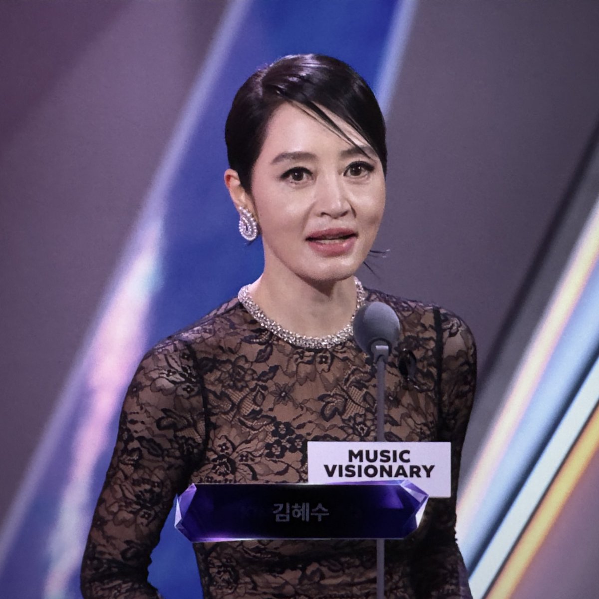 hyesoocream's tweet photo. SHE IS SO GORGEOUS OMG!!! #KIMHYESOO #MAMAAWARDS2025 👸 https://t.co/fTGCTju9Sa