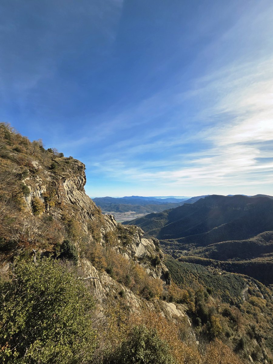 Balateu's tweet photo. Aprofitant el matí assolellat per a pujar al #Puigsacalm #VallDenBas #Garrotxa #Muntanya #Catalunya
#ComtatDeBesalú #CimsCatalans https://t.co/1vcz1NSzx6