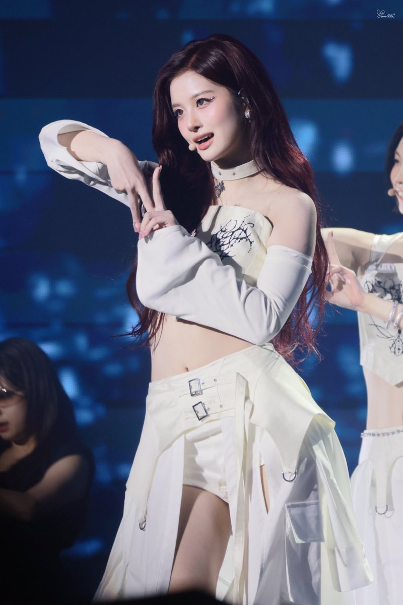 251129
새 머리색이 너무 잘 어울려요❤️❤️❤️ 우리 윤아 오늘도 수고 많았어요🥰🥰
#엔믹스 #NMIXX #설윤 #SULLYOON