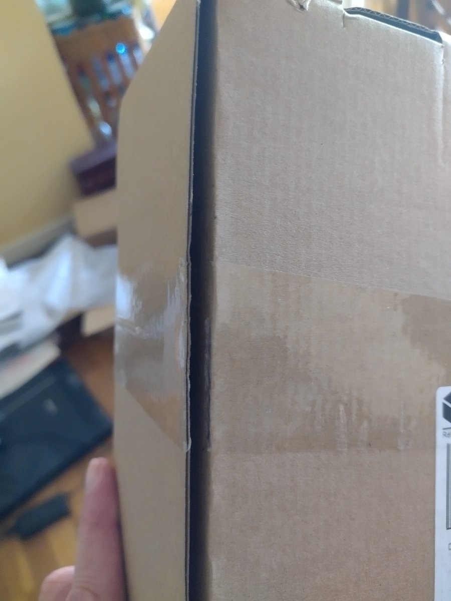 Les colis <a href="/LColissimo/">Laposte Colissimo</a> qui n'arrivent jamais dans votre boite aux lettres, on a l'habitude, mais en point relais c'est pas mieux.
Scotch discrètement incisé, et arrivé à la maison, l'objet de valeur a disparu.
Ouvrez vos colis DANS le point relais, surtout avec  <a href="/LColissimo/">Laposte Colissimo</a>  ⚠️!
