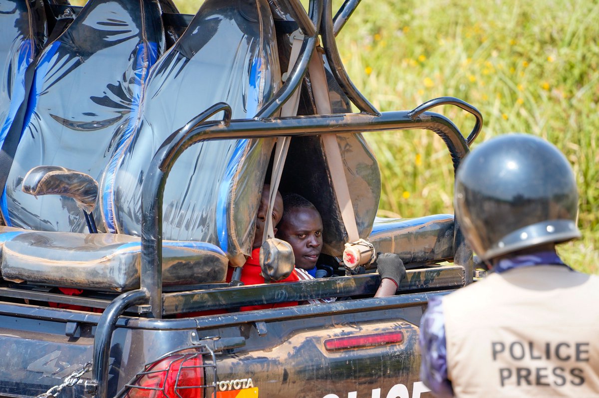 A short while back as we entered Kalungu district. We encountered a roadblock in Lwera where the regime security forces were arresting our supporters without any reason as has been the norm wherever we have been in recent days. The regime had initially said this would be the most