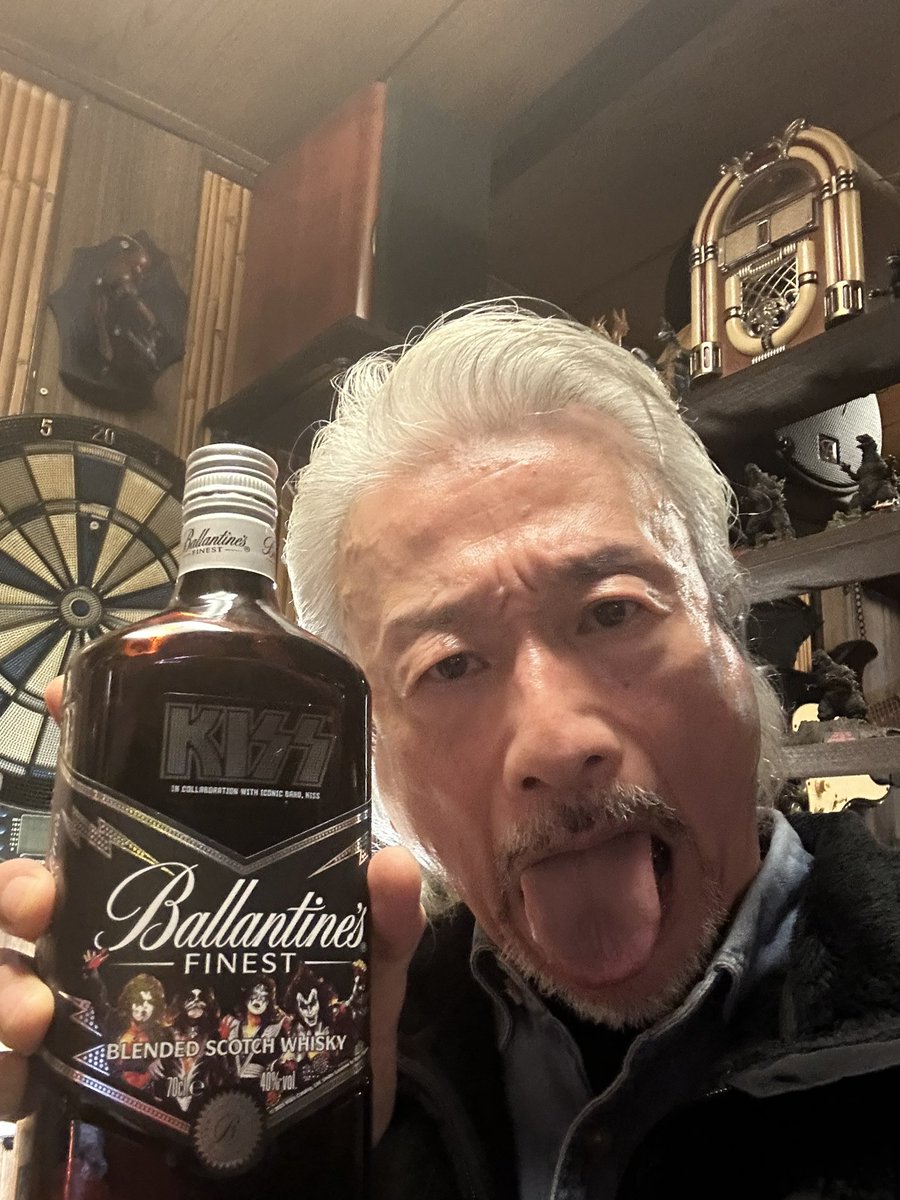 常連さん(ロッキー)からバランタイン
 K I S Sボトルいただきましたあ〜‼️
カッコいい〜❣️ありがとうお〜‼️
