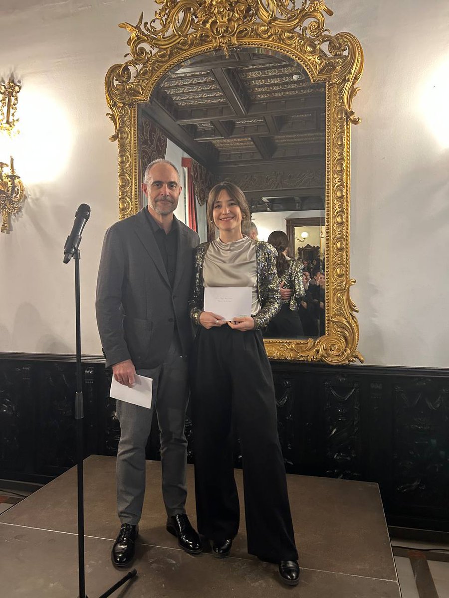 sapdes's tweet photo. Premio al mejor caso clínico publicado en la #RAPD en 2025. Síndromes compresivos vasculares concomitantes: ¿están todos descritos? A propósito de un caso de sangrado digestivo bajo recurrente por Garrido Gallardo A, Briceño Delgado J, Carrillo Cubero B, Lombardo Galera S del @HUReinaSofia recoge el premio la Dra. Beatriz Cubero Carrillo #56congresoSAPD