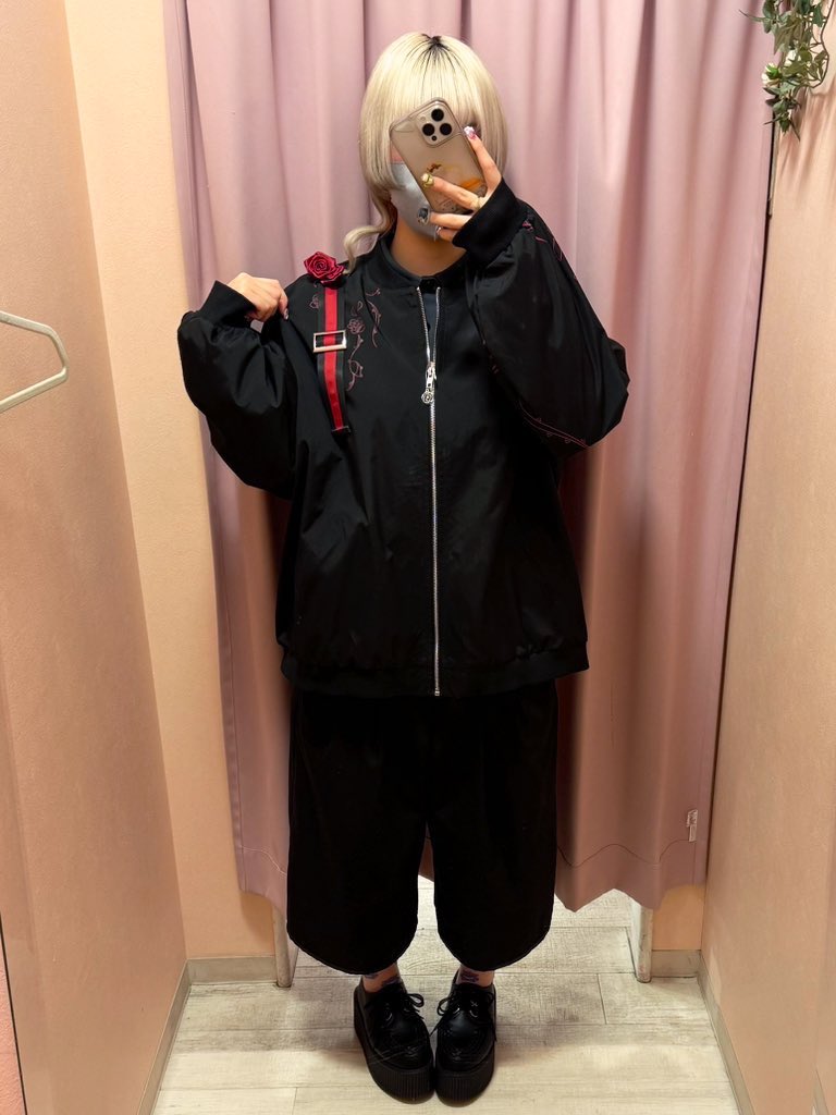 Favorite_okt's tweet photo. 🌹茨蔓延る巻きバラブルゾン
---品番---
100881　red
￥19,800(税込)
(生産未確定予約商品 / 推しアイテム)

男女兼用で着用できるオーバーシルエット！
薔薇の装飾は取り外し可能🌹

シンプルなデザインなので着やすさ抜群💮

▼商品ページはこちら
https://t.co/kzdPYA27or

#Favoriteスタッフコーデ https://t.co/pmANwsaPh2