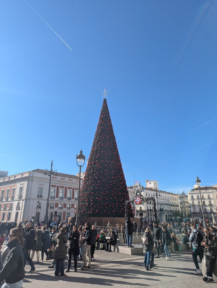 EdinburghNJS's tweet image. Glorious in #Madrid quite warm in the sunshine! 🌄