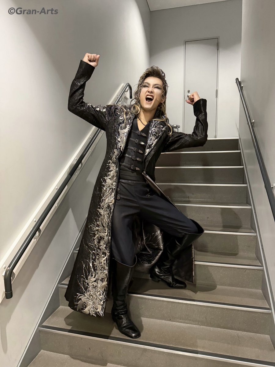 Gran_Arts's tweet image. 【#井上芳雄】
#エリザベート 東京公演@シアターオーブ
#芳雄トート 無事に大千穐楽を迎えました㊗️
芳雄トートからです🪶
「突然の一区切り宣言で驚かせてすみません！
今日が一区切りだと思えるくらい清々しく、今の集大成のトートを演じることができました！本当にありがとう〜！」
心より感謝です🖤