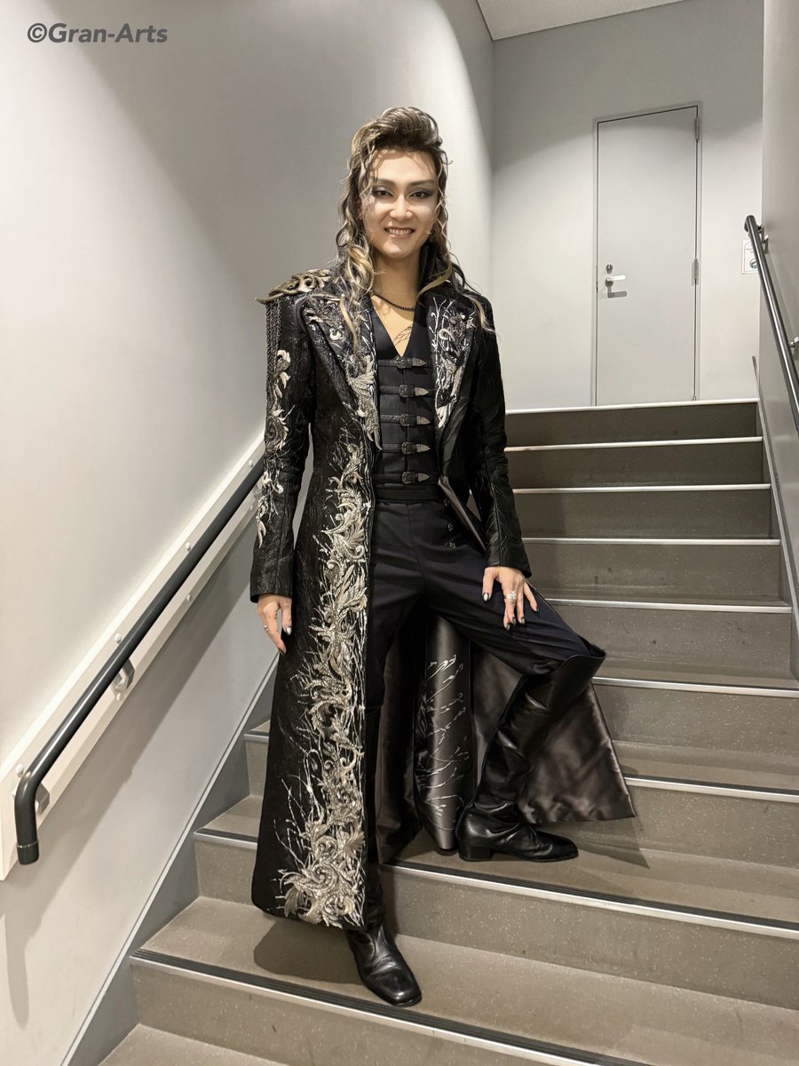 Gran_Arts's tweet image. 【#井上芳雄】
#エリザベート 東京公演@シアターオーブ
#芳雄トート 無事に大千穐楽を迎えました㊗️
芳雄トートからです🪶
「突然の一区切り宣言で驚かせてすみません！
今日が一区切りだと思えるくらい清々しく、今の集大成のトートを演じることができました！本当にありがとう〜！」
心より感謝です🖤