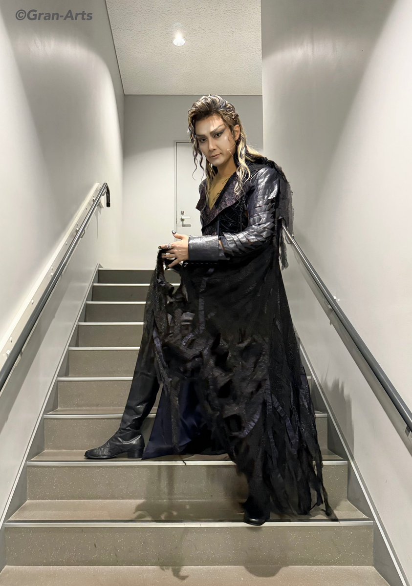 Gran_Arts's tweet image. 【#井上芳雄】
#エリザベート 東京公演@シアターオーブ
#芳雄トート 無事に大千穐楽を迎えました㊗️
芳雄トートからです🪶
「突然の一区切り宣言で驚かせてすみません！
今日が一区切りだと思えるくらい清々しく、今の集大成のトートを演じることができました！本当にありがとう〜！」
心より感謝です🖤