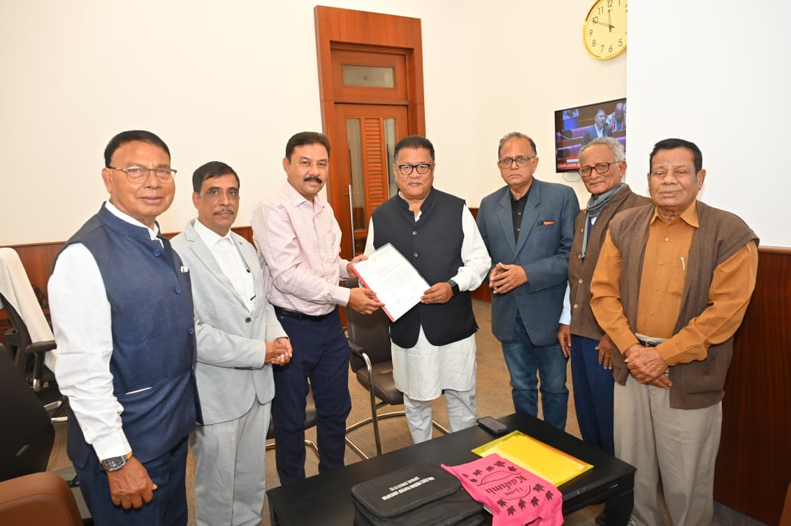 RanjeetkrDass's tweet photo. Today, along with the Pathsala Bazar Committee and distinguished citizens of Bajali, we met Hon’ble Education Minister Dr. @ranojpeguassam at Legislative Assembly and submitted an appeal to grant recognition to the historic Bajali College as a constituent college of Bhattadev University.

We urged Hon’ble Minister to consider this long-standing aspiration of the people of Bajali, given the college’s significant role in the region’s educational and social progress.