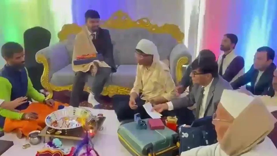 aajtak's tweet image. UP: दूल्हे ने पेश की मिसाल, तिलक में मिले 21 लाख रुपये लौटाए- 

बागपत के एक दूल्हे ने मिसाल पेश की है और तिलक में दहेज के रूप में मिल रहे 21 लाख रुपये को लौटा दिया. युवक ने लड़की वालों से साफ कह दिया कि दहेज एक अभिशाप है, मैं इसे स्वीकार नहीं करूंगा.

#WatchVideo :