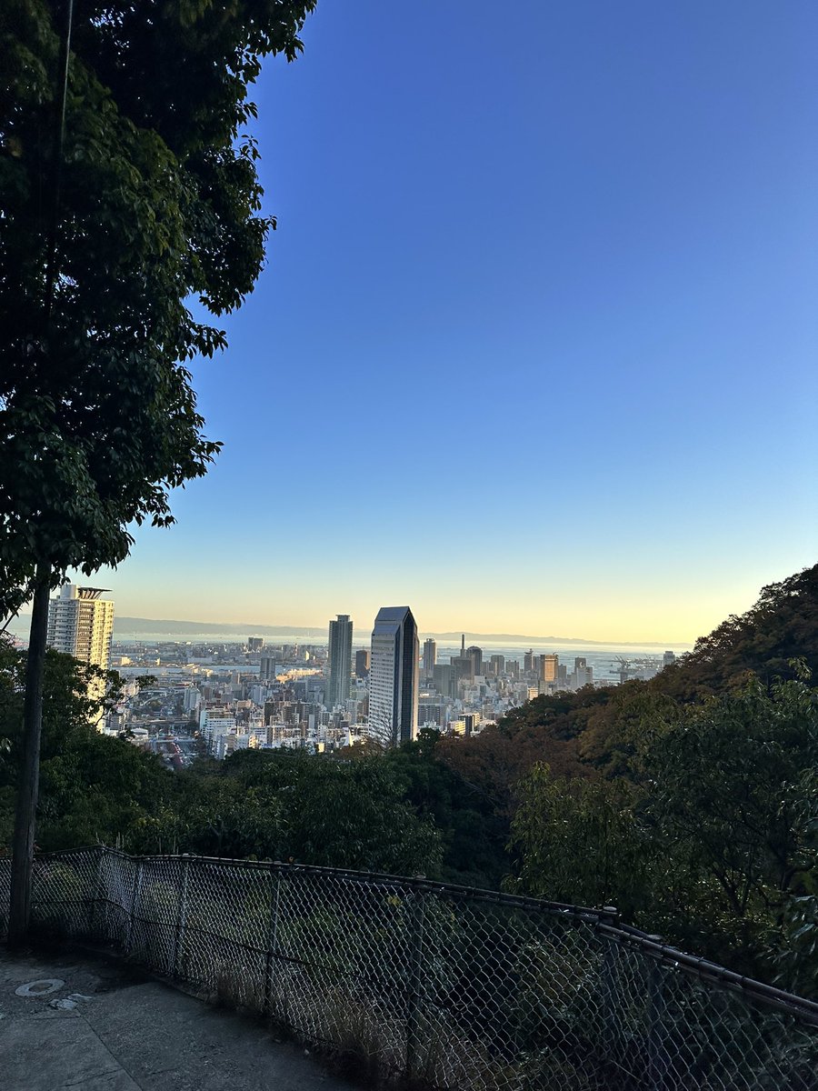 moto_hato's tweet photo. 友人との初めて登山に出掛けました♪(´ε｀ )

秋の紅葉が見応えある1日デース。
ハァハァ(*´Д｀*)ハァハァ

新神戸⇄ 掬星台までの摩耶山コース
定番ですが良い場所です。

次回は何処登りに|(￣3￣)|いきますかーッ！ https://t.co/SiQJ8HcPVU