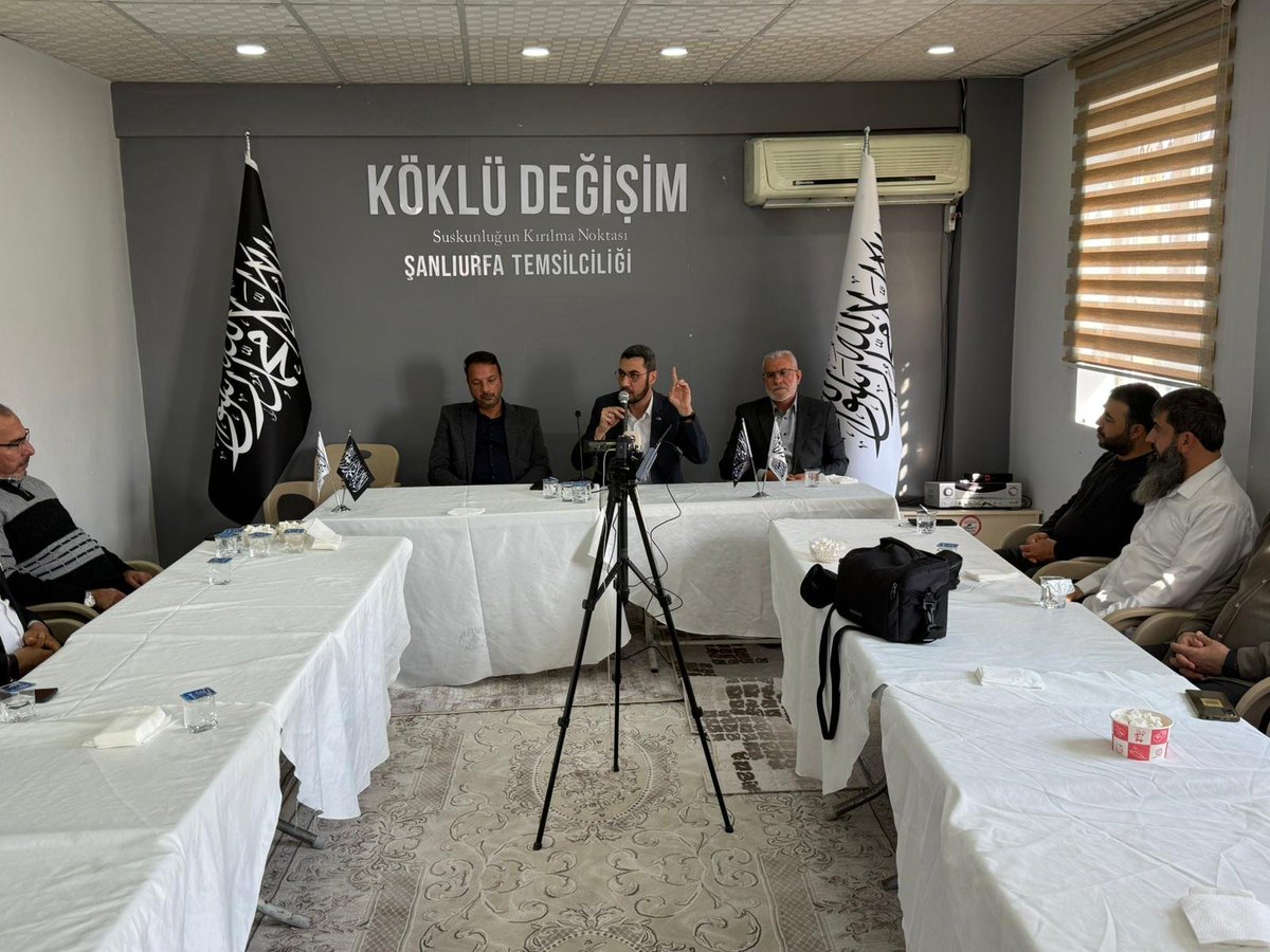Köklü Değişim Şanlıurfa Temsilciliği olarak temsilciligimizde Siyasi Parti temsilcileri, çeşitli STK temsilcileri, kanaat önderleri, medrese hocaları ve medya temsilcileri ile Abdullah İmamoğlu'nun katılımıyla kahvaltıda bir araya gelerek Gazze'yi konuştuk.
Abdullah İmamoğlu,