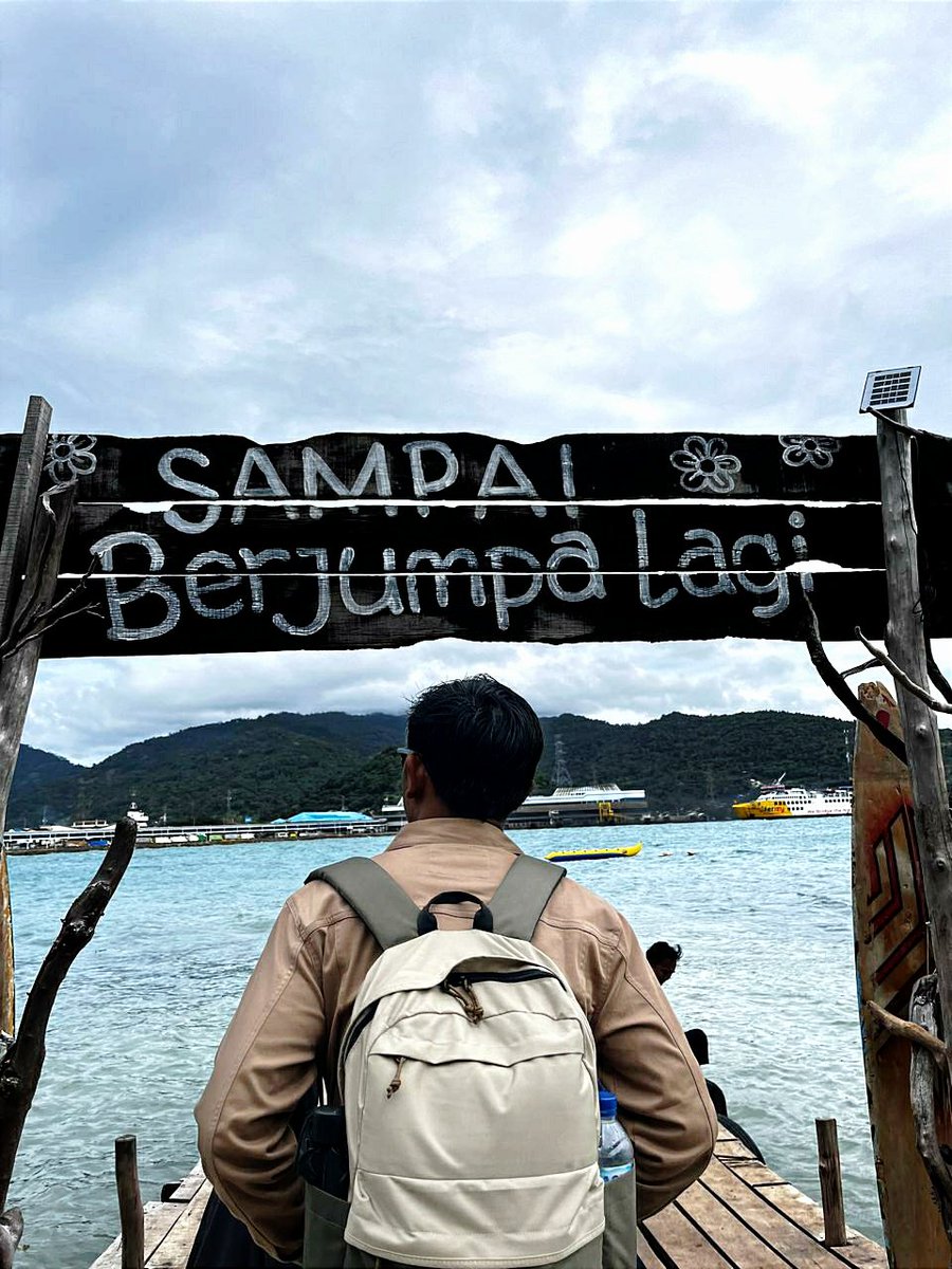 Sukanya main ke pantai, kalo item masih ada yang suka gak yaa🤔😅