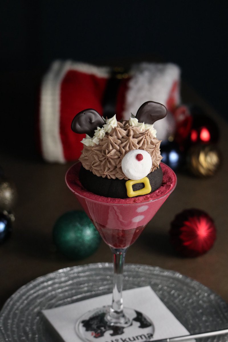 夜パフェ専門店 Number Kuma

━━━━新作パフェ━━━━

『 あわてんぼうのくま 』

森でサンタ気分のクマが
袋を抱えてドタドタ走っていると、
どこからか“ギシッ”と枝の鳴る音。
と袋が木に絡まり大回転。

なんともおっちょこちょいで、
騒がしいあわてんぼうなくまさん。

12/1スタートです。