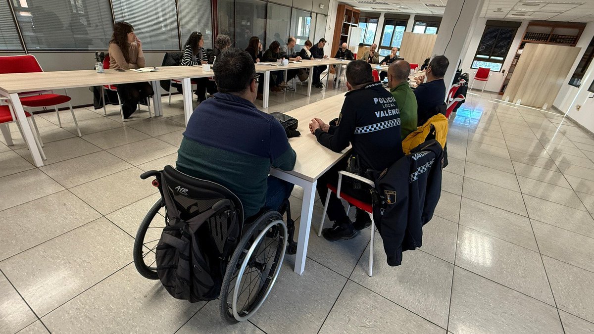 AjuntamentVLC's tweet image. 📝 Elaborem un Manual d'#Accessibilitat Cognitiva i materials per a la @policialocalvlc de lectura fàcil i suport a la comunicació
El quadern, distribuït per les set comissaries , forma part del programa municipal #REDI d'atenció i tracte adequat a les persones amb #discapacitat.