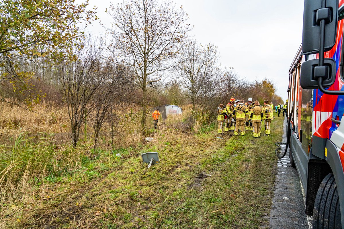 Vrachtwagen via middenberm in sloot langs Gooiseweg
