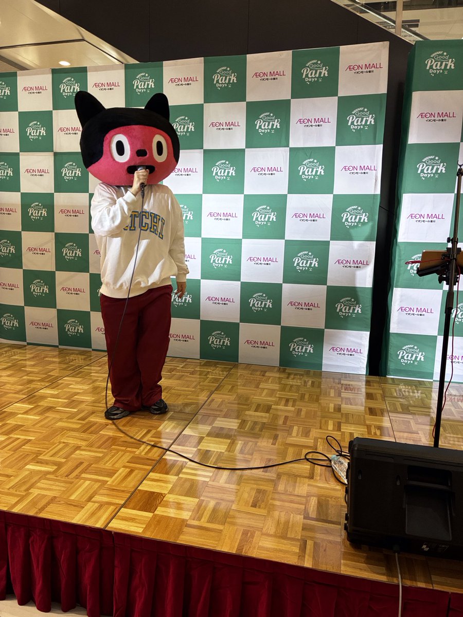 QLqubgPgBUI726K's tweet photo. 午後からイオンモール豊川で「ぼっちぼろまる」氏のイベントへ。
妻と共に最前列・氏の目の前でパフォーマンスを楽しませて頂きました。
負けヒロイン好きの妻は つよがるガール♪に大変喜んでいました。
また、最後には妻と並んで負けインポーズまでしていただいて撮影させて頂き有難うございました。 https://t.co/UFFhgUGwzr