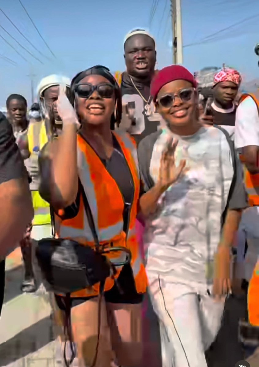 razorblade300's tweet photo. Breaking News 🤦‍♂️🚨🚨🚨

VDM has COMPLETELY Lost his Influence .  Deeone warned him and he did not hear .  

Just look , more than 10,000 Nigerian youths are on the streets now as we speak cleaning their different states all thanks to VDM .  Jarvis , Jojo and others are in the streets cleaning .   Do you know what it means to pull up crowds like this especially when it comes to doing work that they’ll not be PAID ?  You have no idea .  

Bro VDM will never go down .  Na God put him for up .