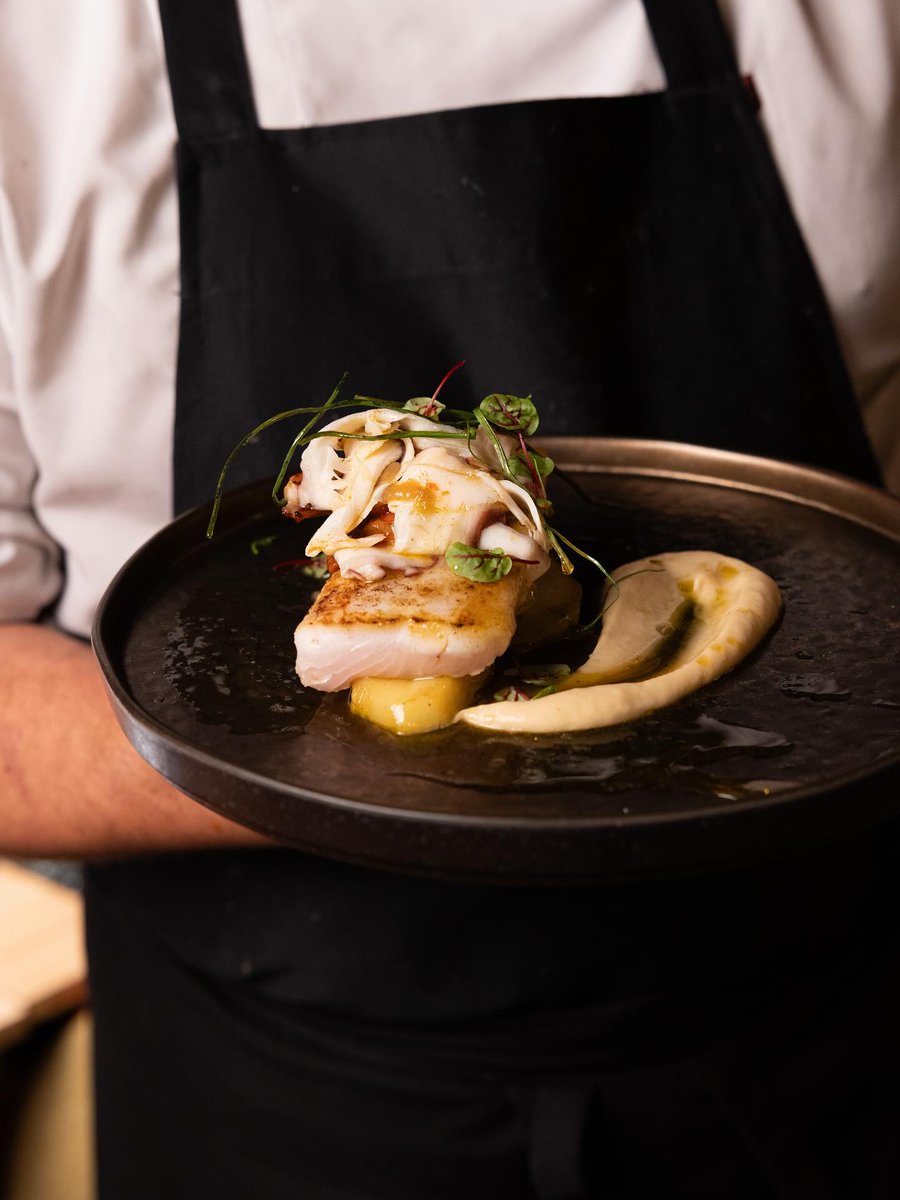 🍴 Semana 48 en <a href="/GaastroSpain/">GastroSpain</a> y Bilbao guarda un secreto que se descubre despacio, copa en mano. Bocoy, pequeño en tamaño y grande en intención, entiende la mesa como un lugar donde el vino no acompaña: guía. Marida, abre camino.

#restaurante #bilbao

gastro-spain.com/restaurante-de…