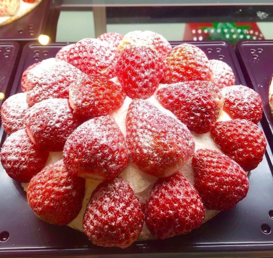 sweetroad5's tweet photo. 栃木県にある「いちごの里」の、1番人気「いちごの里タルト」などイチゴづくしのスイーツ✨ https://t.co/wziW7vwSBE