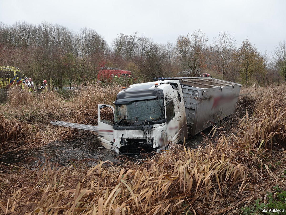 Vrachtwagen belandt in sloot langs N305 bij Zeewolde