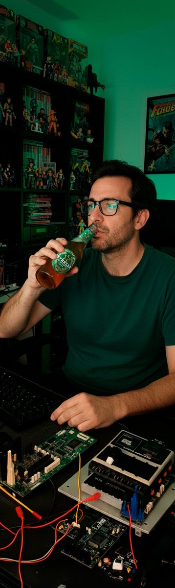 ChemaR_Code's tweet image. La &quot;hora feliz&quot;: depurando código, rodeado de chatarra y con una @estrellalevante . La cerveza me ha dado mejores ideas que cualquier manual. Y sí, es mi oficina, no un basurero. 🍺💻 #Debugging #VidaDeInformático #ImbécilProfesional