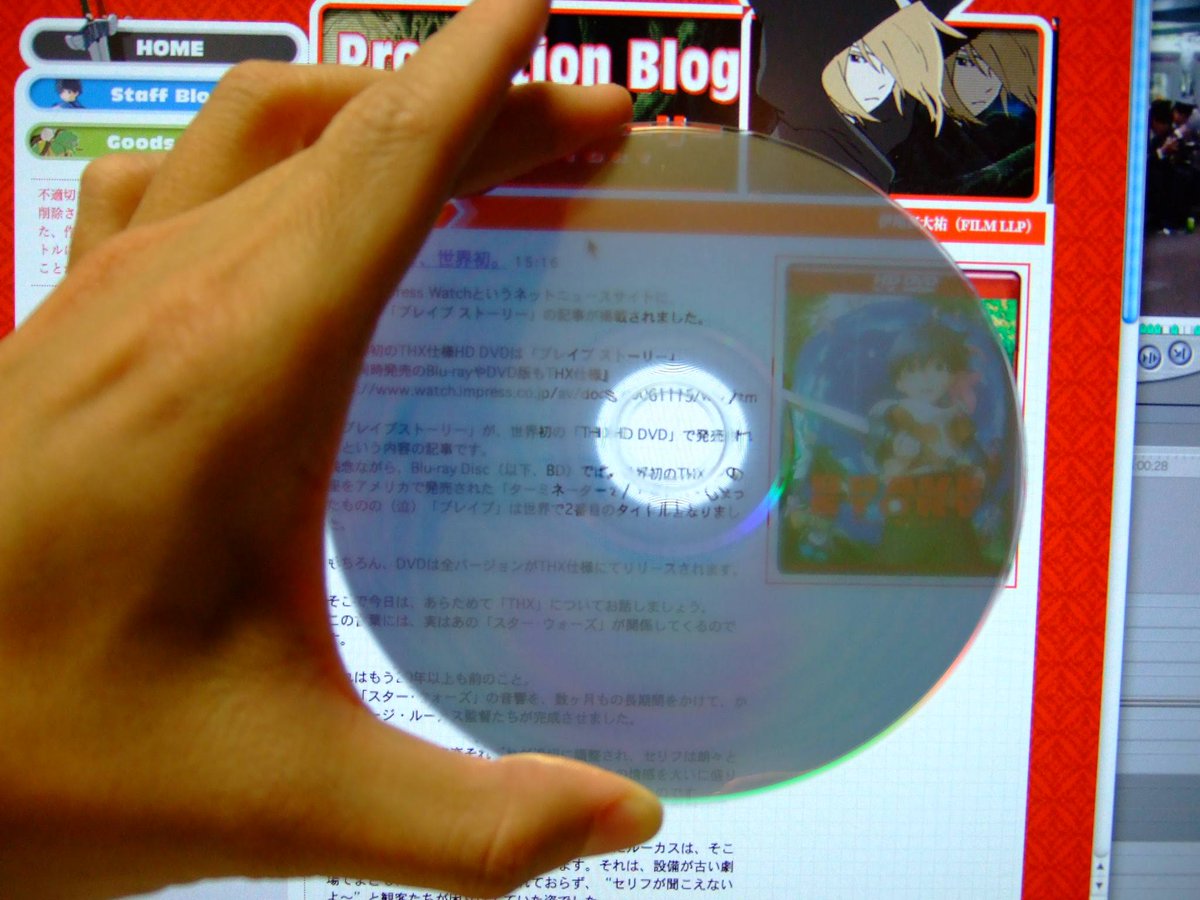 TokyoBiff's tweet image. 僕がBlu-rayのレーベルを監修する際には、必ず白一色などのベースを引いた上でデザインを制作して頂いています。Blu-rayは写真のように半透明なので、この盤面自体を生かそうとすると信号の読み取りに支障が出るというのが、国内のオーサリングハウスの定説になっているかと思います。