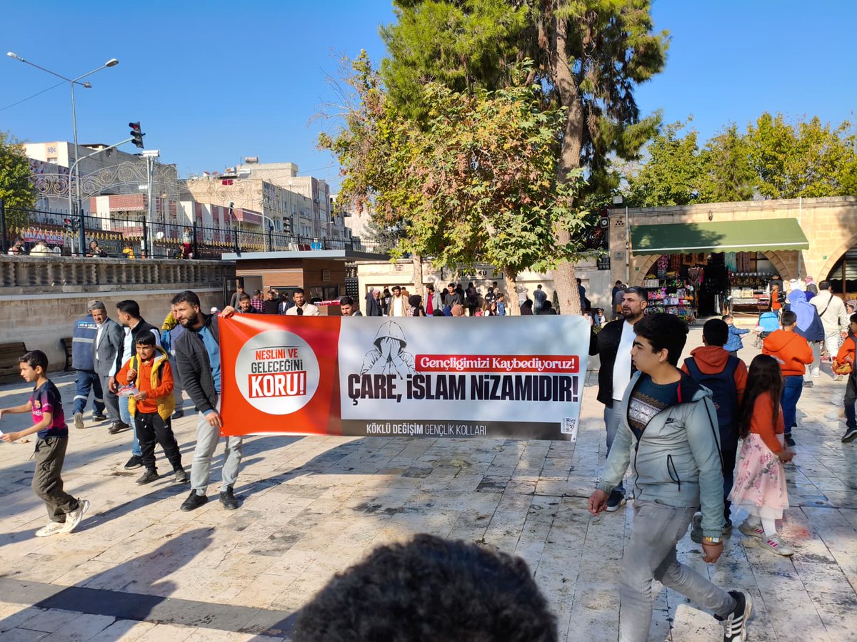 kdgenclik's tweet photo. Köklü Değişim Gençlik Kolları olarak, Türkiye genelinde yürüttüğümüz
“Neslini ve Geleceğini İslâm ile Koru” kampanyamız kapsamında Şanlıurfa'da sahadayız!

Kampanyamız kapsamında hazırladığımız bilgilendirici broşürlerimizi genç kardeşlerimizle ve halkımızla buluşturuyoruz.

Broşürlerimiz, gençliğin karşı karşıya kaldığı alkol, uyuşturucu, kumar, kirli medya kültürü ve değer erozyonu gibi sorunlara karşı bir uyarı; aynı zamanda İslâm’ın bu çıkmazlara sunduğu kurtuluş reçetelerinin bir hatırlatıcısıdır.

#NesliniVeGeleceğiniKoru
#GençliğimizHebaEdiliyor