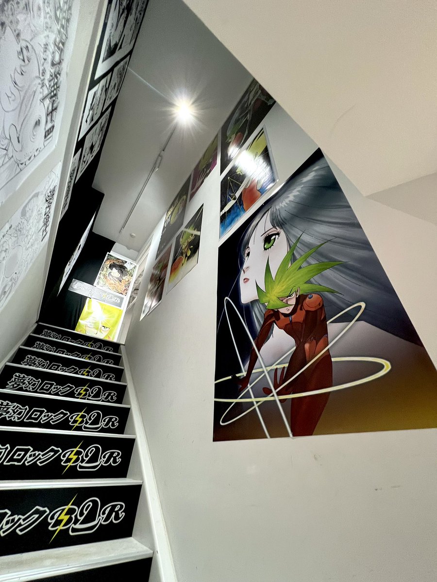 神保町駅A7出口すぐ、お洒落な外観のカフェですが、両作品のポスターが