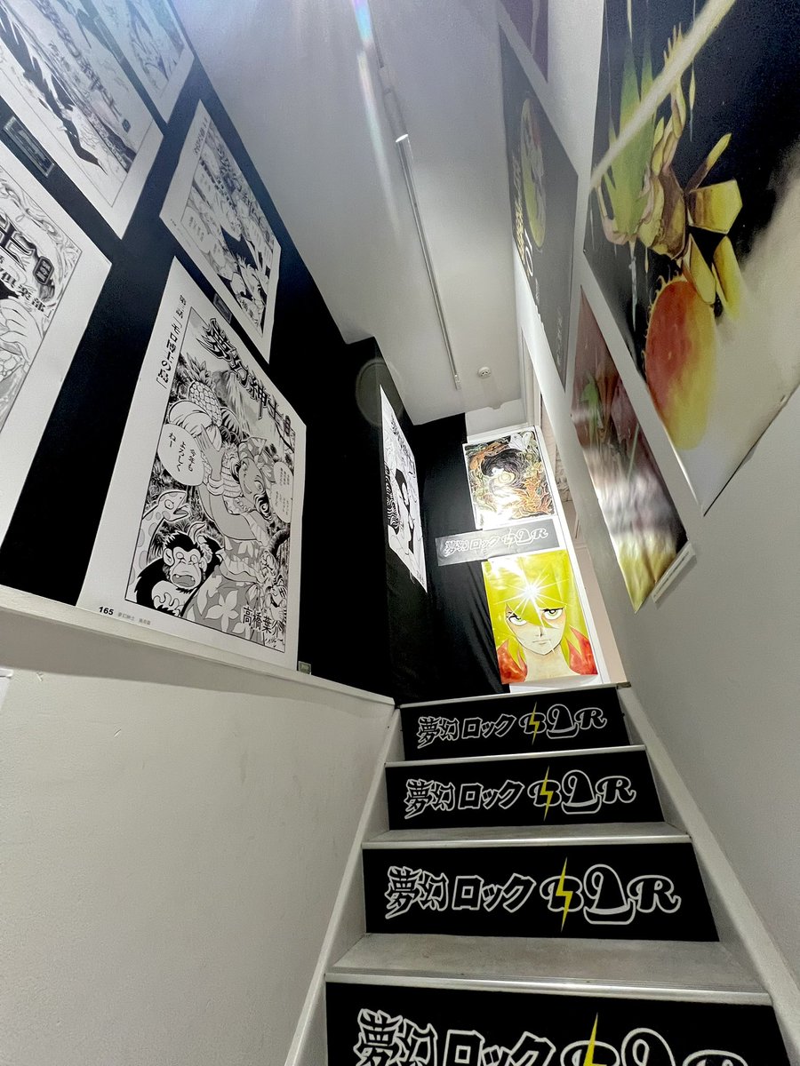 神保町駅A7出口すぐ、お洒落な外観のカフェですが、両作品のポスターが